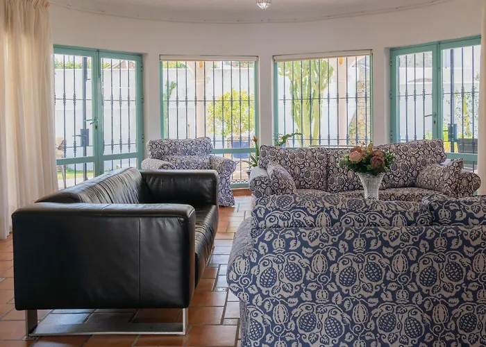 La Contenta Jardin Y Piscina En Conil Centro コニル・デ・ラ・フロンテラ