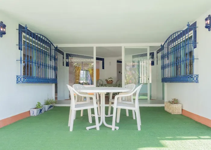 La Contenta Jardin Y Piscina En Conil Centro コニル・デ・ラ・フロンテラ