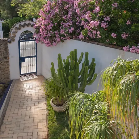 La Contenta Jardín Y Piscina En Conil Centro Villa