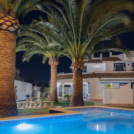 Villa La Contenta Jardin Y Piscina En Conil Centro Conil De La Frontera