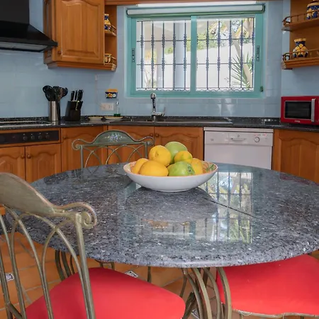 La Contenta Jardín Y Piscina En Conil Centro Villa