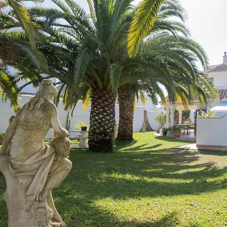 La Contenta Jardín Y Piscina En Conil Centro