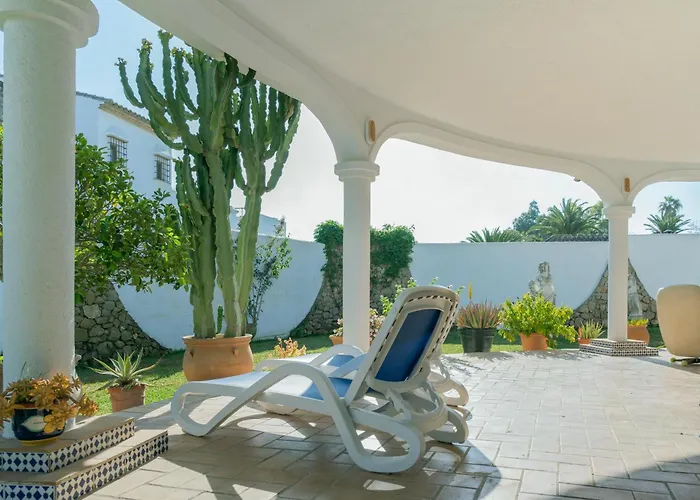 La Contenta Jardin Y Piscina En Conil Centro