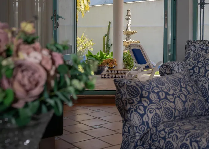 La Contenta Jardin Y Piscina En Conil Centro