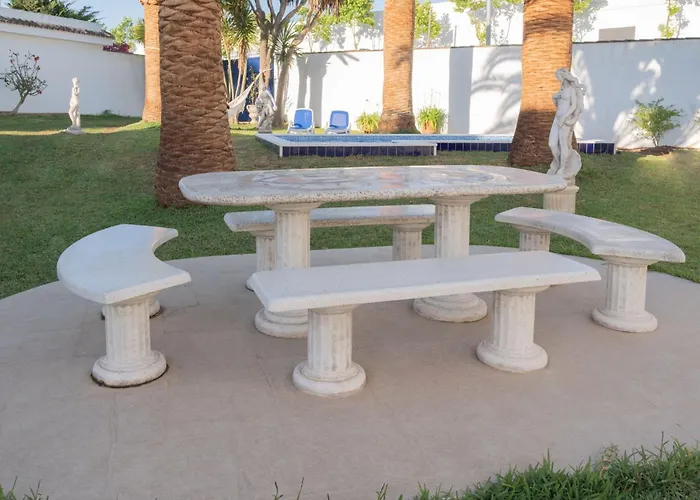 La Contenta Jardin Y Piscina En Conil Centro Villa