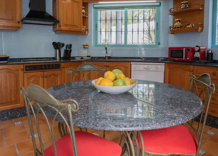 La Contenta Jardin Y Piscina En Conil Centro Villa