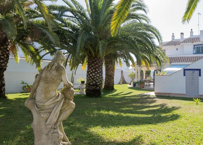 La Contenta Jardin Y Piscina En Conil Centro